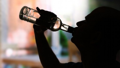 醉酒男走錯家門裝皇上（網(wǎng)絡(luò)配圖）