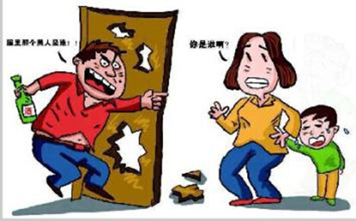 醉酒男走錯家門裝皇上（網絡配圖）