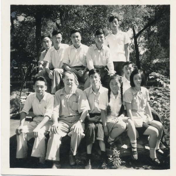 1954年與蘇聯專家留影