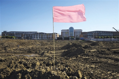 4月19日，正在修整中的常隆地塊，對面不足百米就是常外新校區(qū)。