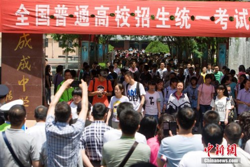 資料圖：2015年6月8日，山西太原某考點的考生走出考場。 <a target='_blank' href='http://www.chinanews.com/'>中新社</a>發 張云 攝