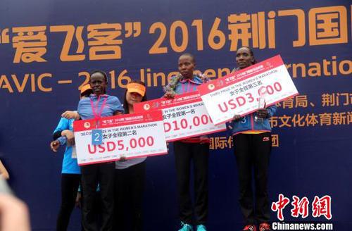經(jīng)過激烈競爭，全程馬拉松男女組前三名為肯尼亞選手包攬。圖為獲得前三名的女選手　吳奇勇　攝