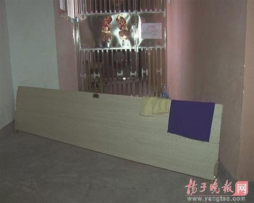 禿頂男多次在女子家門(mén)口小便 發(fā)現(xiàn)監(jiān)控掩面(圖)