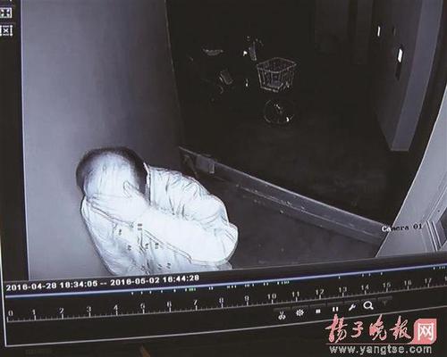 禿頂男多次在女子家門(mén)口小便 發(fā)現(xiàn)監(jiān)控掩面(圖)