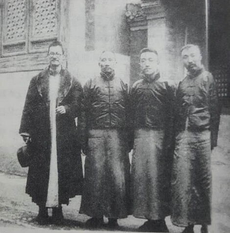 1920年蔡元培（左二）、胡適（右二）、李大釗（右一）等合影。這3人都在《新青年》雜志的發(fā)展壯大中起了積極作用。