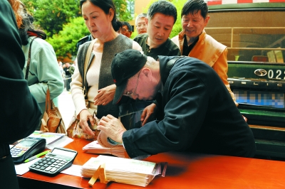 郵迷排長隊六張郵票迎立夏