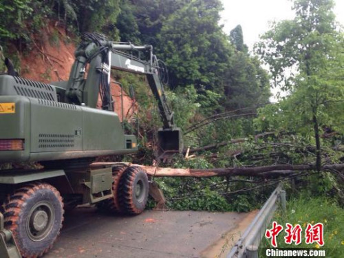 5月8日，官兵正在使用挖掘機(jī)清除道路障礙?！≠?lài)橋泉 攝