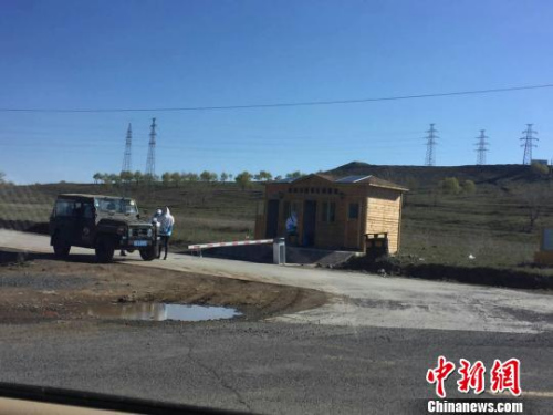 “草原天路”一驗票口處，工作人員設卡驗票。　李鐵錘 攝