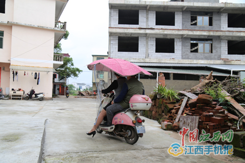 這輛換了三次電瓶的電動車，是王勇妻子鄭紅梅接送孩子的專車。“我有駕照，很想買輛二手車接送孩子，但王勇把錢都捐給困難的當(dāng)事人，家里沒錢。”