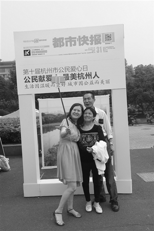 去年公民愛心日，市民記錄下公益一刻。記者 韓丹 攝