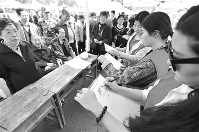 去年公民愛心日，志愿者專設(shè)肖像畫服務(wù)市民。李忠 攝