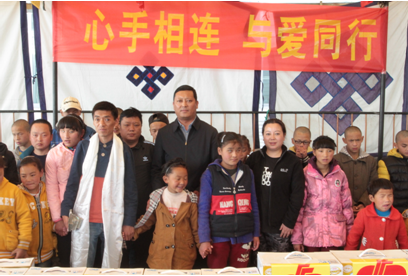 自治區民政廳副廳長尼瑪次仁（中）在自治區福彩中心主任唐慧（左一）、副主任旦增（右二）的陪同下，慰問拉薩市盲童學校的孩子們