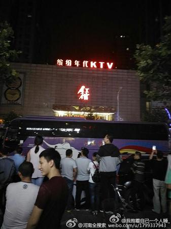 5月19日晚，河南鄭州一家KTV場所因嚴重涉黃違法問題被警方連夜突擊查處。據(jù)大河報報道，5月19日晚，公安機關(guān)經(jīng)過縝密偵查、布控經(jīng)營，對鄭州市二七區(qū)一KTV嚴重涉黃違法問題進行了突擊查處。