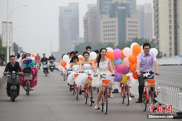 5月20日，南京90后小伙張龔亦騎著公共自行車迎接新娘徐思圓，在當地公共自行車形象大使、江蘇廣播主持人楊曉的策劃組織下，在“520”（我愛你的諧音）這一天用綠色環(huán)保、低碳出行的方式來表達愛情，表達對生活的這座城市的熱愛。