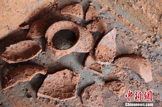 出土的陶器碎片?！钊f里 攝
