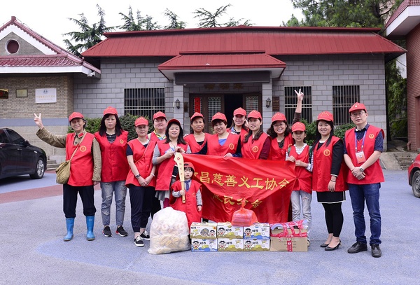 南昌慈善義工協(xié)會(huì)組織義工看望SOS兒童村的孩子1