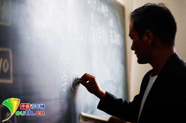 黃三英老師認認真真、一筆一劃地在黑板上寫下所要教授的內(nèi)容。他所在的甘肅省舟曲縣果耶鄉(xiāng)真莊村，位于群山深處。這里距離蘭州近十個小時的車程。從2005年起，黃三英繼承父業(yè)，成為真莊小學代課教師，教村里的孩子說漢語、認漢字。中國青年網(wǎng)記者 張炎良 攝