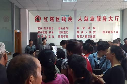 　圖為區(qū)殘聯(lián)領(lǐng)導招聘會前講話