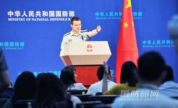 國防部新聞局局長、國防部新聞發(fā)言人楊宇軍大校答記者問。 李愛明 攝