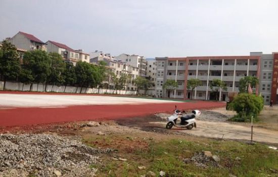 同安小學在建塑膠跑道出現強烈刺鼻氣味。