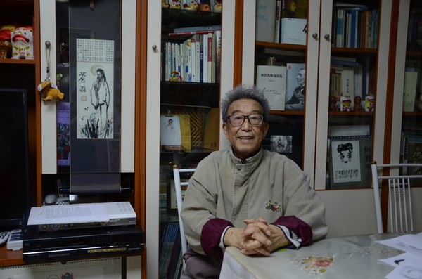 高莽與《蒼頡》畫(huà)作，畫(huà)中“蒼頡”二字為錢(qián)鍾書(shū)先生所寫(xiě)，錢(qián)先生試筆時(shí)留下的“蒼”字字頭“艸”被高莽先生畫(huà)成了草叢上飛舞的昆蟲(chóng)。