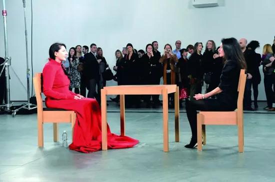 2010 年《藝術家在現場》 時長：736 小時30 分鐘紐約MoMA 展廳里，阿布拉莫維奇坐在桌子一端，另一端是自愿坐到對面的觀眾。64 歲的阿布拉莫維奇接受了1500 多人的對視挑戰，莎朗·斯通、Lady Gaga 亦慕名而來。她每天就這樣面無表情地坐著。