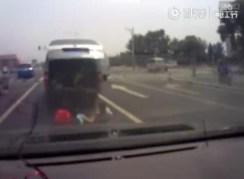 北京一面包車里掉出三孩子 嚇呆后車司機