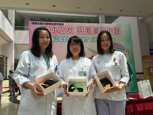 上海醫護人員捐獻長發為化療患兒定制假發(圖)
