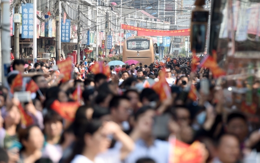 新華社照片，毛坦廠（安徽），2016年6月5日
    毛坦廠送考——學生減少場面依舊
    6月5日，送考車隊駛離學校。
    當日，安徽省六安市毛坦廠鎮毛坦廠中學（含金安中學）的近千名高三學生從學校分乘19輛大巴，出發前往六安市的高考考點，參加即將到來的全國高考。從各地趕來的學生家長和當地居民幾千人在學校門口送別考生，祝福他們取得好成績。
    毛坦廠中學（含金安中學）每年高考前的送考都是當地一個重要活動。近年來，送考規模逐漸減小，送考學生人數從高峰的萬余名減少到近千名，送考大巴也從高峰時期的70輛下降到今年的19輛，但送考場面依舊熱鬧。
    新華社記者 郭晨攝