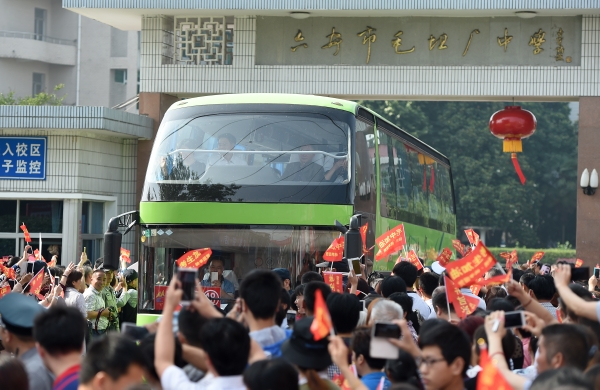 新華社照片，毛坦廠（安徽），2016年6月5日
    毛坦廠送考——學(xué)生減少場(chǎng)面依舊
    6月5日，送考車隊(duì)駛離學(xué)校。
    當(dāng)日，安徽省六安市毛坦廠鎮(zhèn)毛坦廠中學(xué)（含金安中學(xué)）的近千名高三學(xué)生從學(xué)校分乘19輛大巴，出發(fā)前往六安市的高考考點(diǎn)，參加即將到來的全國(guó)高考。從各地趕來的學(xué)生家長(zhǎng)和當(dāng)?shù)鼐用駧浊嗽趯W(xué)校門口送別考生，祝福他們?nèi)〉煤贸煽?jī)。
    毛坦廠中學(xué)（含金安中學(xué)）每年高考前的送考都是當(dāng)?shù)匾粋€(gè)重要活動(dòng)。近年來，送考規(guī)模逐漸減小，送考學(xué)生人數(shù)從高峰的萬余名減少到近千名，送考大巴也從高峰時(shí)期的70輛下降到今年的19輛，但送考場(chǎng)面依舊熱鬧。
    新華社記者 郭晨攝