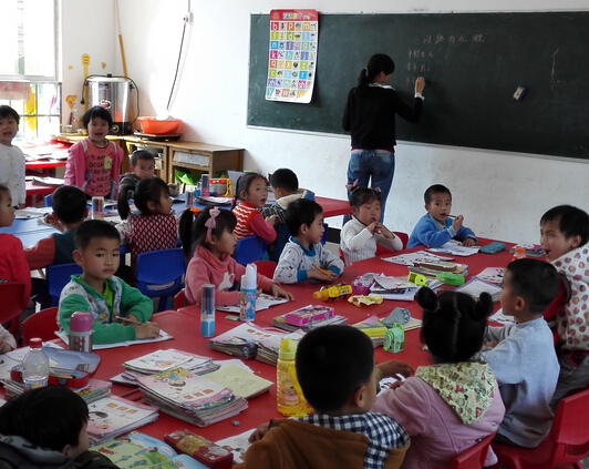上南村的孩子們快樂地讀書