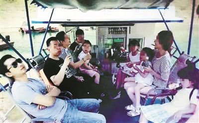 事發前傳到網上的照片顯示游客未穿救生衣
