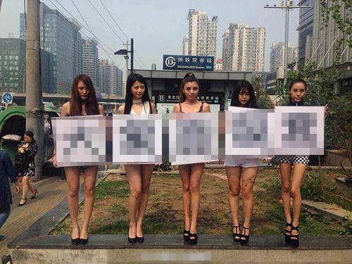 女子地鐵上拿安全套當面膜 被指低俗營銷(圖)