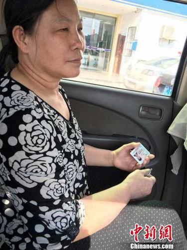 王女士坐上警車給兒子送身份證?！∫φ衲小z