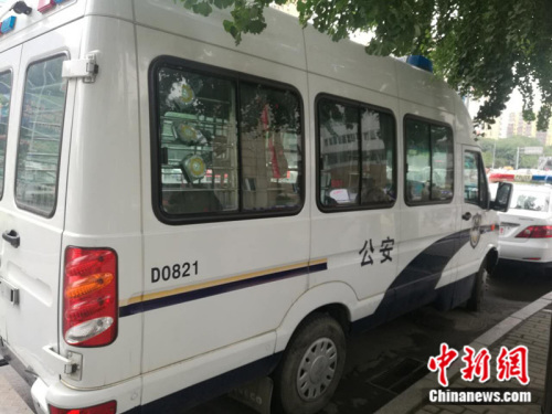 6月7日，人大附中考點(diǎn)外，警車正待命。 張尼 攝