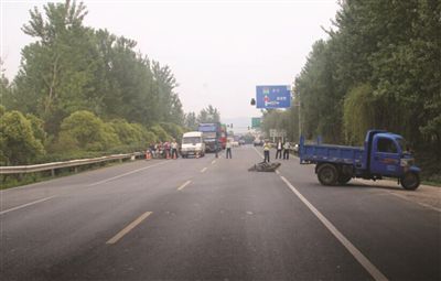 今年5月15日，在南京浦口花旗104國道寧淮高速高架橋下發生了一起車禍，19歲的男子羅某無證駕駛三輪汽車出事故致摩托車司機身亡，母親莊某愛子心切，為兒頂包，試圖“蒙混過關”，卻沒有逃過辦案民警的火眼金睛，最終被浦口交警識破。目前，羅某因涉嫌交通肇事逃逸已被刑事拘留。