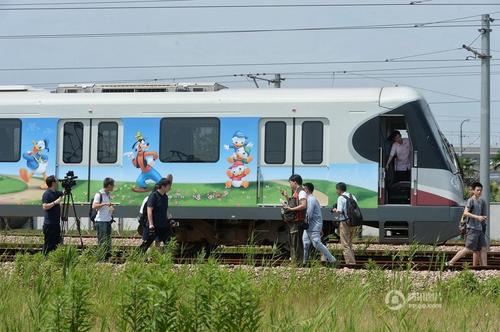2016年6月14日，上海地鐵迪士尼主題列車在地鐵川楊河基地正式亮相，該車身及車廂內部噴有迪士尼經典卡通人物形象，包括米老鼠、唐老鴨等，該主題列車將于16日中午正式運行。賴鑫琳 攝