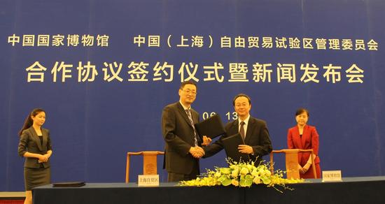 左：中國(上海)自由貿易試驗區管委會副主任 王辛翎；右：中國國家博物館副館長 李六三