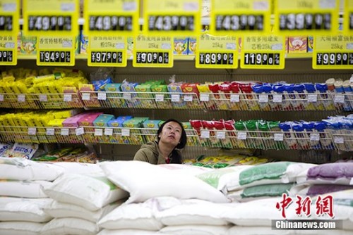 資料圖。 5月10日，山西太原，民眾在超市選購(gòu)食品。<a target='_blank' href='http://www.chinanews.com/'>中新社</a>記者 張