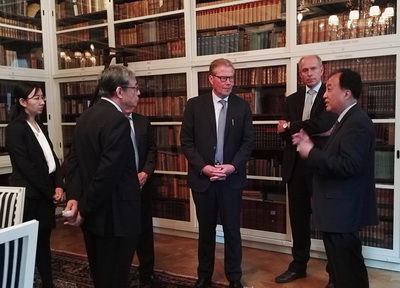 訪瑞期間，中國全國政協(xié)代表團與瑞典議會外委會副主席恩斯特倫等10多名瑞各黨議員舉行了座談，與瑞典安全和發(fā)展政策研究所所長施萬通等多位瑞典著名專家學者進行了交流，并訪問了沃爾沃、愛立信等知名企業(yè)，與瑞方就中瑞議會往來、雙邊經(jīng)貿(mào)科技合作、“一帶一路”倡議和雙方關(guān)心的雙邊、地區(qū)與國際問題進行了深入交流。中國駐瑞典大使陳育明參加了上述活動。
