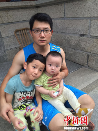 受訪者涂小龍和他的兩個兒子。受訪者供圖