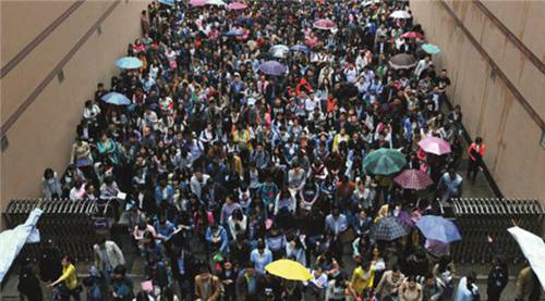 2016 年 4 月 23 日，湖北省武漢市中南財經政法大學考點，考生冒雨參加筆試。