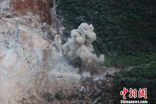 圖為平樂縣山體坍塌救援現場。 李斌 攝