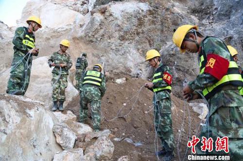 圖為平樂縣山體坍塌救援現場。 李斌 攝