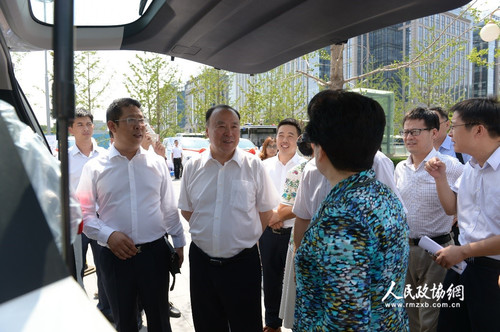 2儀式結(jié)束后，十一屆全國政協(xié)副主席白立忱與委員和參會人員一起，參觀了解活動捐贈的篩查設(shè)備與車輛。人民政協(xié)網(wǎng)記者 齊波 攝