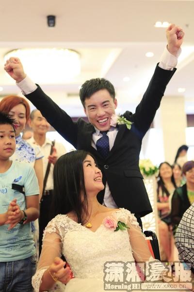 6月25日，張偉興奮地舉起雙手大聲呼喊“我們終于結(jié)婚了”。圖/記者金林