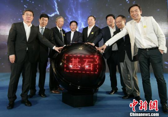 清華控股有限公司26日宣布，啟動“星聚計劃”和“基石計劃”：未來五年，培育出超過500家資產過億的科技創新型企業；投入500億元研發經費，加速轉化50項重大科技成果，其中不少于5項達到世界領先水平。　莊媛萍 攝