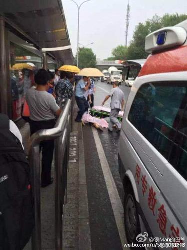 據(jù)事發(fā)現(xiàn)場周圍居民反映，當(dāng)時有三個人在上公交車時疑因踩腳發(fā)生口角，“之后打起來了，其中有兩個學(xué)生模樣的人是一起的，另外一個人拿出一把長20厘米左右的刀，把其中一個當(dāng)場扎死，另外一個肚子上扎了幾刀”。
