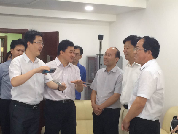 （二）新華社副社長(zhǎng)劉思揚(yáng)（），全國(guó)政協(xié)委員、國(guó)家質(zhì)檢總局原副局長(zhǎng)、中國(guó)檢驗(yàn)檢疫學(xué)會(huì)會(huì)長(zhǎng)魏傳忠（右二）在新華網(wǎng)參觀、交流。梓涵攝影