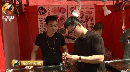 曹荻明打理著家里的一家老字號的文玩店，幾乎每個潘家園的集日他都會來逛逛，有時是為了撿漏、進(jìn)貨，更多的時候是為了感受一下市場的行情。